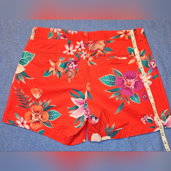 Old Navy Everyday Bright Floral Red 5" Chino Shorts sz10 Front Pockets E.U.C. - Picture 3 of 9